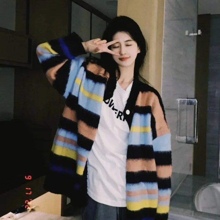 坐推土机的少女